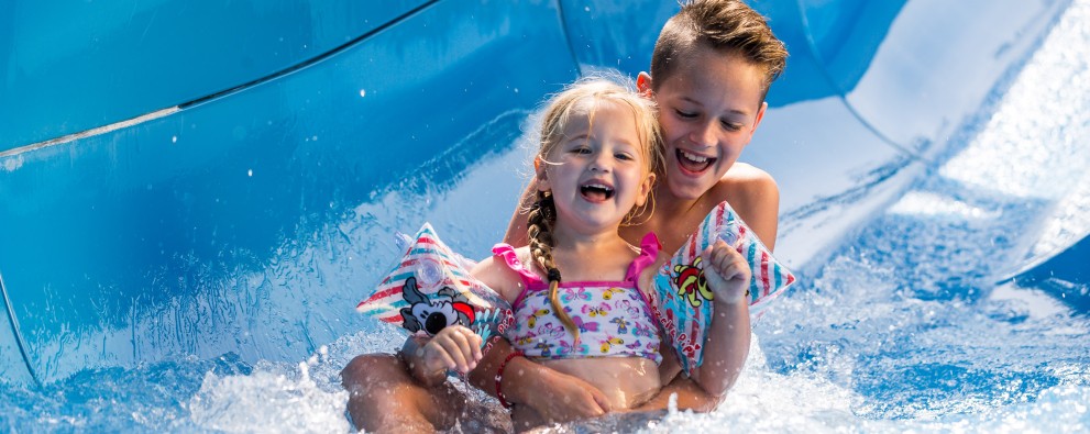 It Wiid - twee kinderen in glijbaan It Wiid - twee kinderen in glijbaan