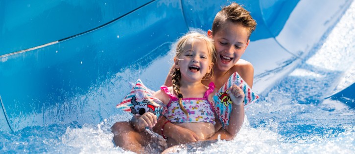 It Wiid - twee kinderen in glijbaan