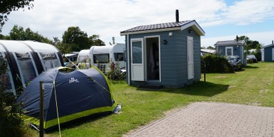 Luxe comfortplaats met privé sanitair in Burgh-Haamstede Camping Ginsterveld 1.JPG
