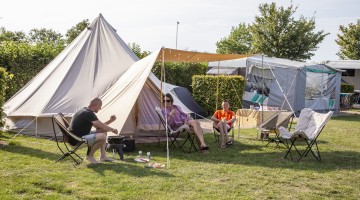 Familie kamperen tent.jpg