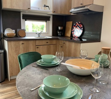 Duinlodge 4 personen keuken en eetgedeelte - Sint Maartenszee