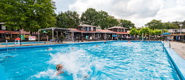 zwemmende kinderen zwembad .jpg