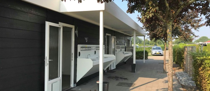 Sanitairgebouw zwart hond - Zonneweelde