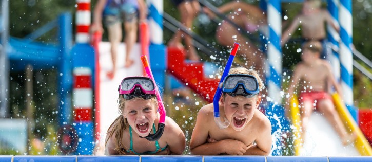 It Wiid - kinderen poseren op zwembadrand liggend