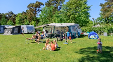 Kamperen met de familie in Helden