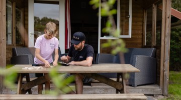 Luxe kampeerhut- vader en zoon spelen rummicub (2).jpg