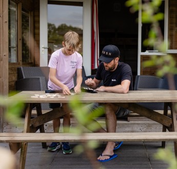 Luxe kampeerhut- vader en zoon spelen rummicub (2).jpg