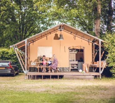 Accomodatie huren safaritent Bosgraaf vooraanzicht