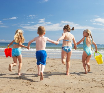 Regio - Zeeland - Julianahoeve kids op strand