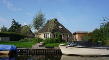 Wiid vakantiehuis met sloep.JPG