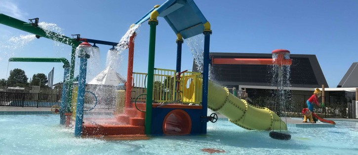 Kinderbad met waterspeeltuin aan.jpg