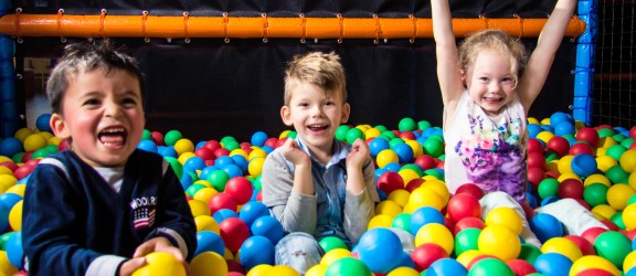 Überdachter Spielplatz Heggies Speelschuur