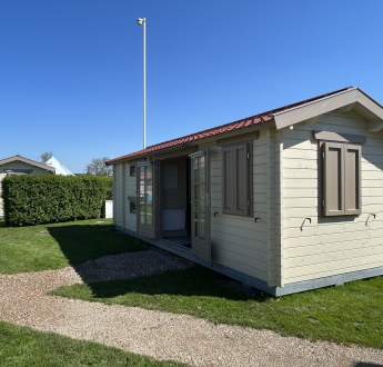 Buitenkant luxe trekkershut LR.png