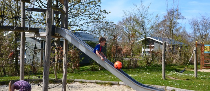 Jongetje op glijbaan