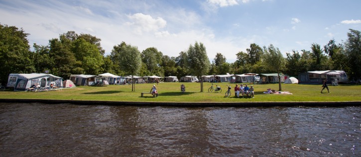 It Wiid - kamperen aan het water.jpg