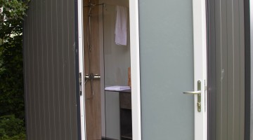 Privé sanitair- buitenkant met deur open.jpg