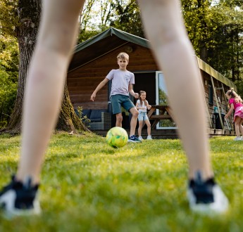 Safarilodge- voetbal spelen voor de tent.jpg
