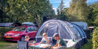 kampeerplaats met auto tent 2023 (1).jpeg