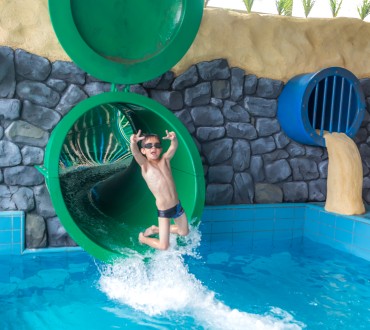 Zwembad Julianahoeve glijbaan 2016.jpg