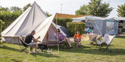 Familie kamperen tent.jpg