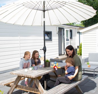 Gezin terras Dalkruid lachend.jpg