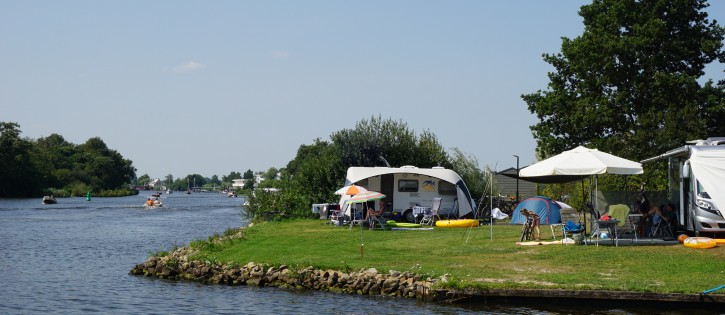 Comfortplaats aan het Water Camping It Wiid.JPG