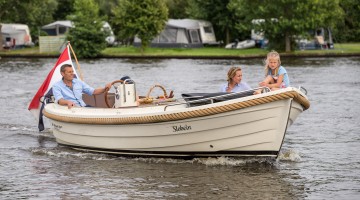 It Wiid - watersport gezin in sloep