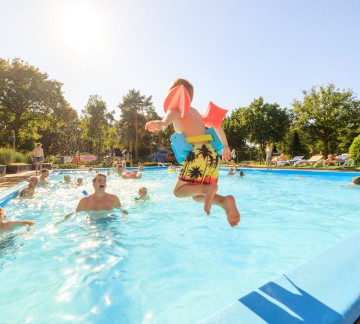Spelen en zwemmen bij de Ullingse Bergen