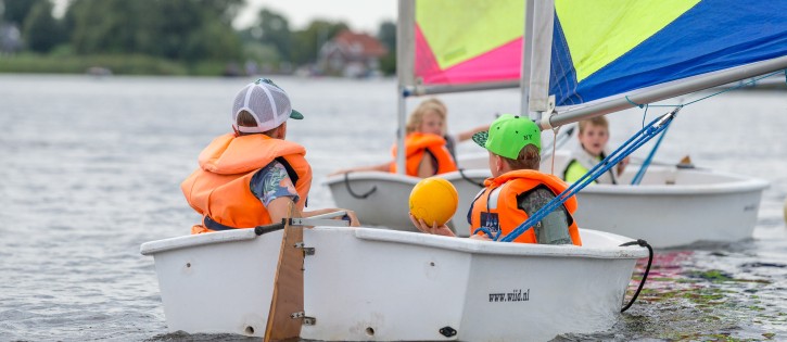 It Wiid - zeilen in optimist achterkant