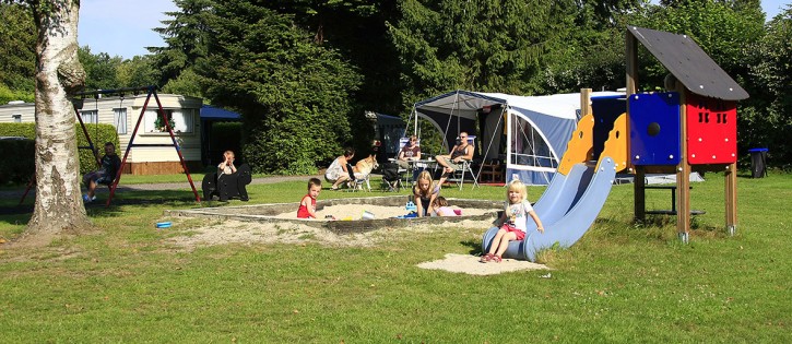 Kampeerplaats - Holterberg - veld met glijbaan