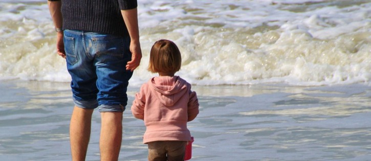 Vader en dochter op het strand