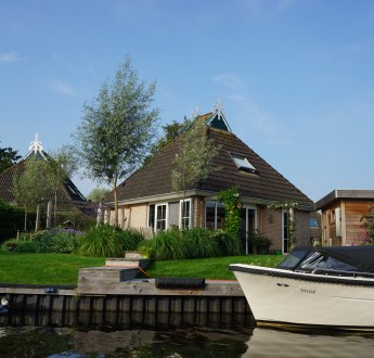 Wiid vakantiehuis met sloep.JPG