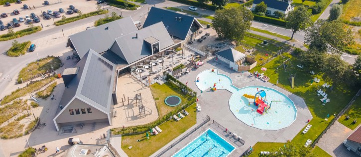 Centrumgebouw zwembad Zonneweelde.jpg