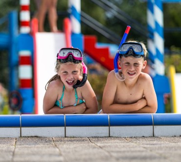 It Wiid - twee kinderen poseren op zwembad rand