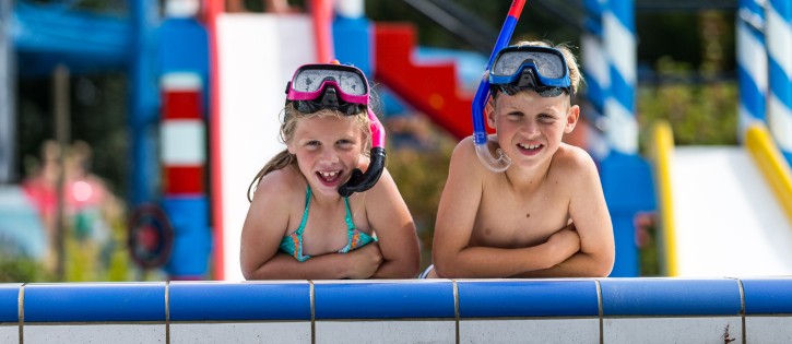 It Wiid - twee kinderen poseren op zwembad rand