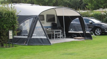 Comfortplaats caravan met voortent