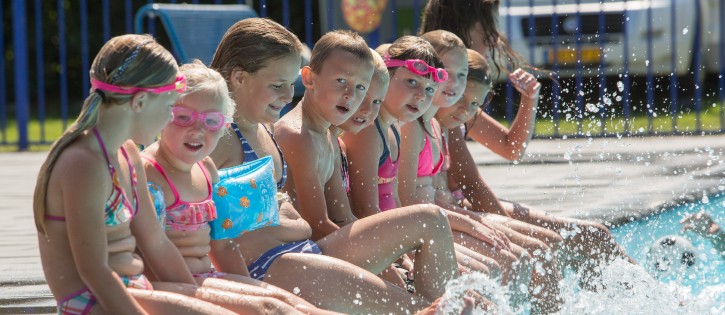 Zwembad - Akkertien kids op de rand