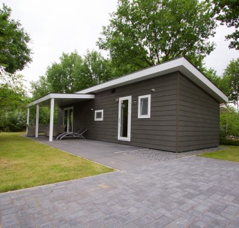 Buitenzijde chalet met overdekt terras