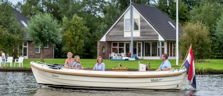 It Wiid - huisje op achtergrond met sloep