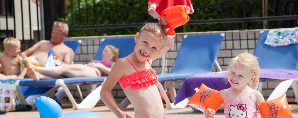 Zwembad - Ullingse Bergen - spelen met water Zwembad - Ullingse Bergen - spelen met water