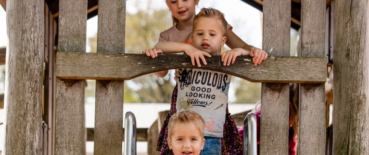 Speeltuin- kindern op de glijbaan.jpg