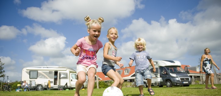 Kids - Zeeuwse Kust - spelen op kampeerveld