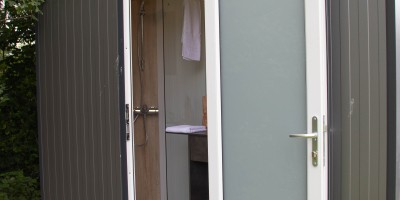 Privé sanitair- buitenkant met deur open.jpg
