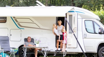 Oma en opa met kleinkinderen camper.jpg