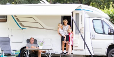 Oma en opa met kleinkinderen camper.jpg