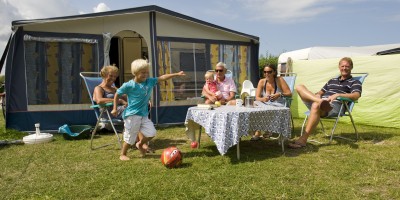 voetballen op de kampeerplek.jpg