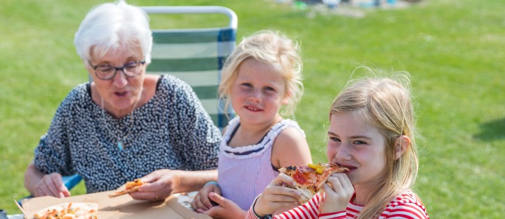 Kamperen - Pizza eten - Zonneweelde