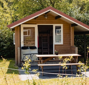 kampeerhut- picknicktafel.jpg