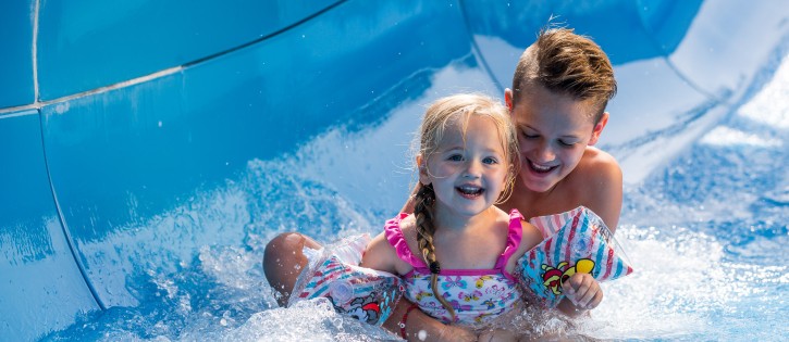 It Wiid - kinderen in glijbaan op camping met zwembad