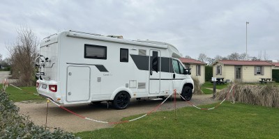 Camper winterkamperen bij glamping veld.jpeg